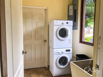 Laundry room with washer, utility sink and storage Penonomé