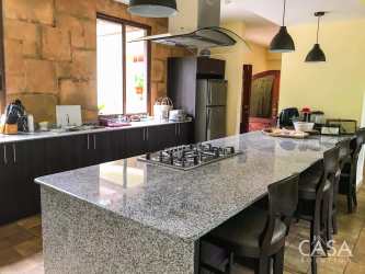 Large kitchen granite island stove stainless steel appliances Penonomé