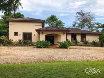 Bedroom with large window, air conditioning, wood bed, garden views El Barrero Penonomé