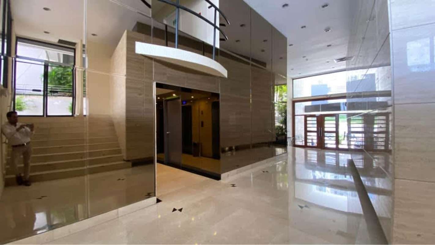 Building lobby with elevator, staircase, polished floors PH Mar de Plata Punta Paitilla