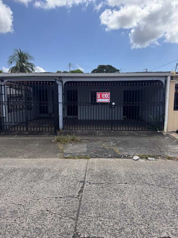 Single-story residential house with iron gate and driveway in San Antonio Panama