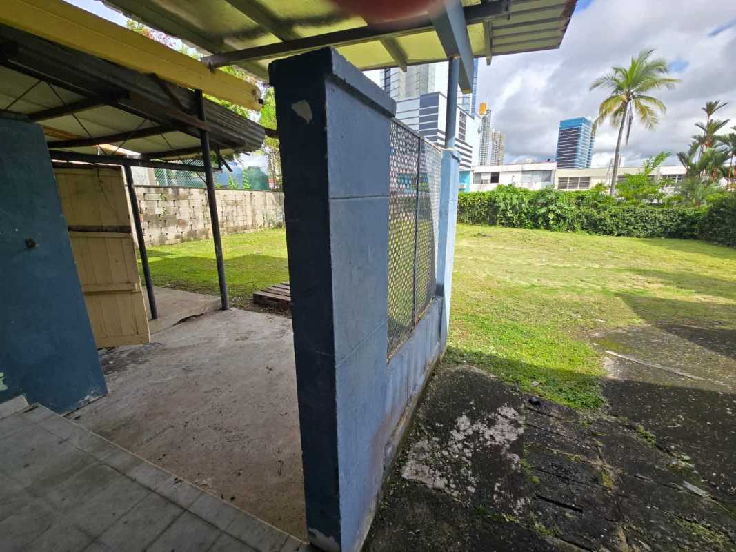 Covered back patio area overlooking open yard in Los Ángeles neighborhood Panama City