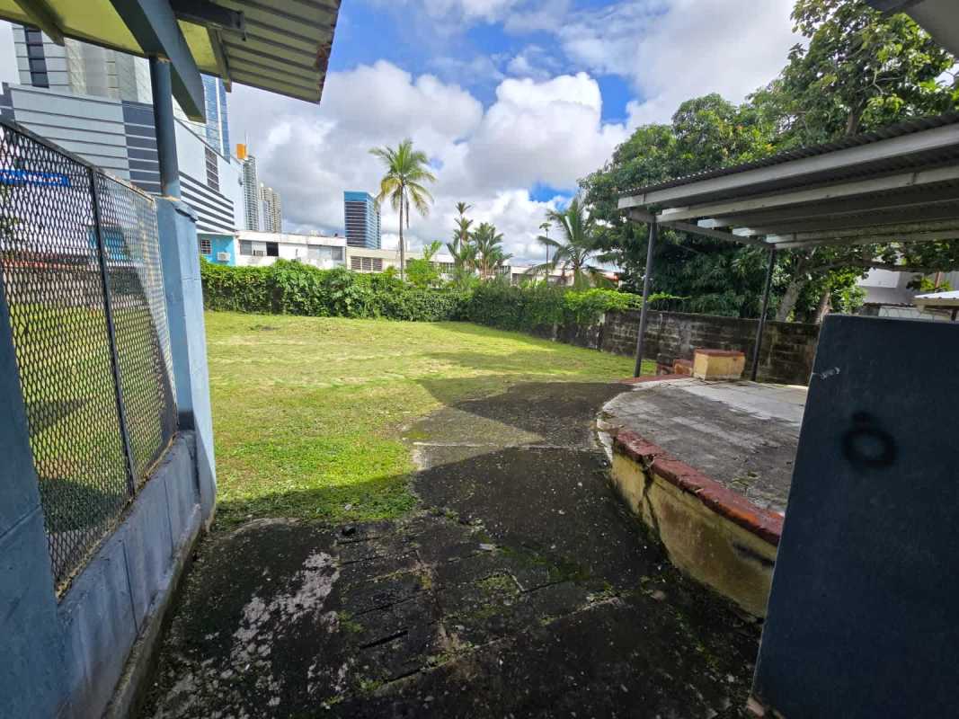 Lawn backyard with garden potential in Los Ángeles neighborhood Panama City