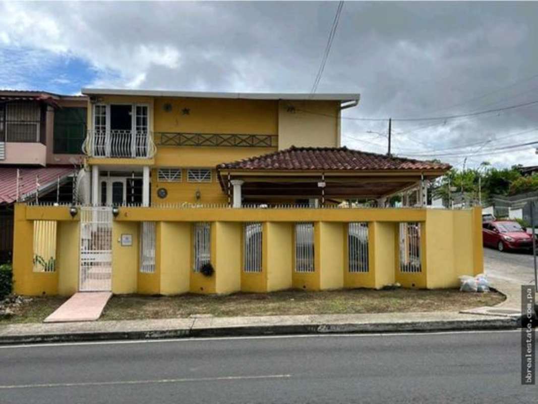 Large bedroom, mirrored closet, wood flooring, bright window, rental house in Club X Panama City