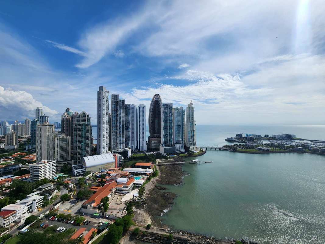 Fully equipped gym with panoramic views in PH Ocean Front Punta Paitilla Panama City