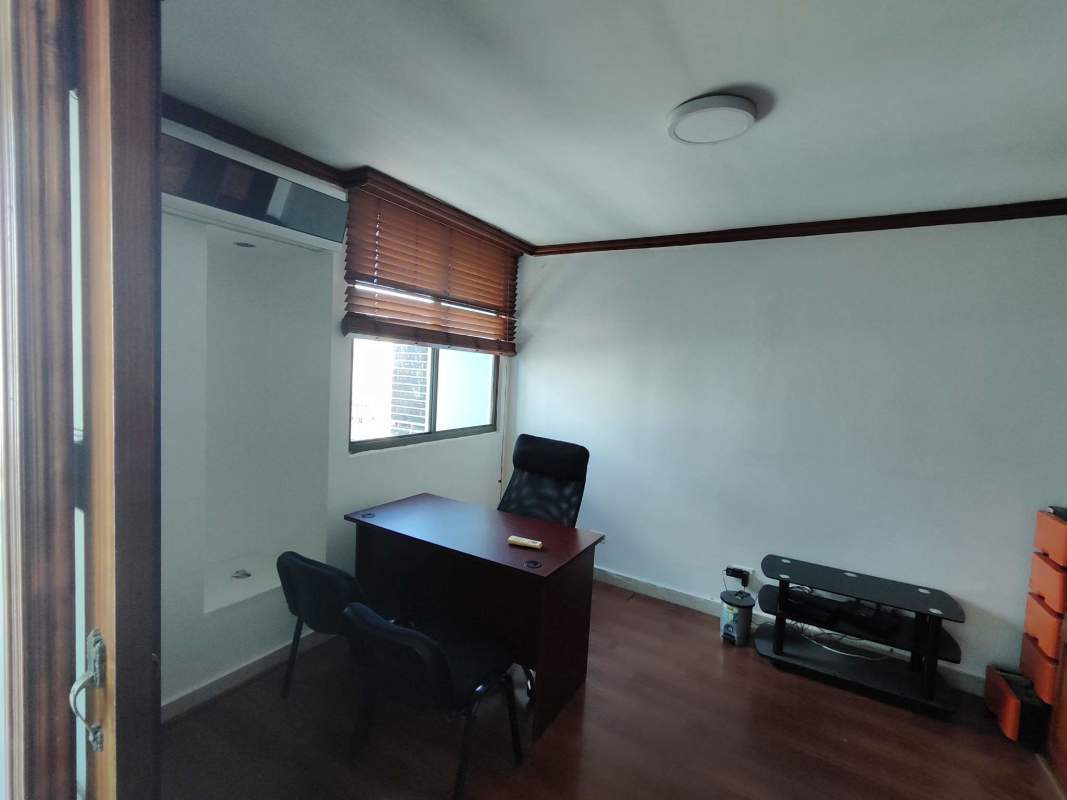 Bedroom with wooden floor, split air conditioning, closet and natural light in Panama City apartment