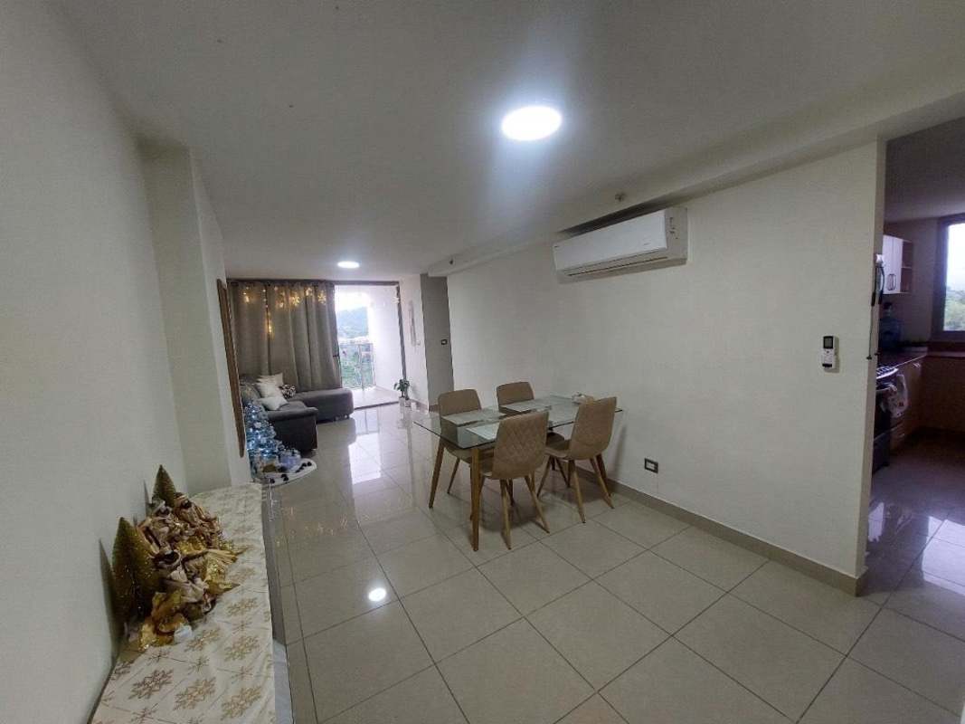 Master bedroom featuring split AC, closet and windows in PH Rokas Condado Rey