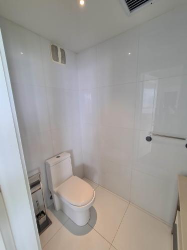 Balcony view overlooking Pacific Ocean skyline at PH Vista Marina Avenida Balboa