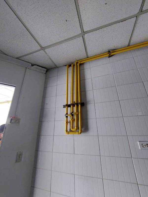 Spacious empty commercial room with tiled floor, suspended ceiling, blue door in Juan Díaz Panama retail unit