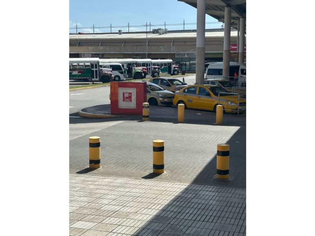 Visual of transport area with taxis, buses and covered walkway near La Doña Shopping Center Panama