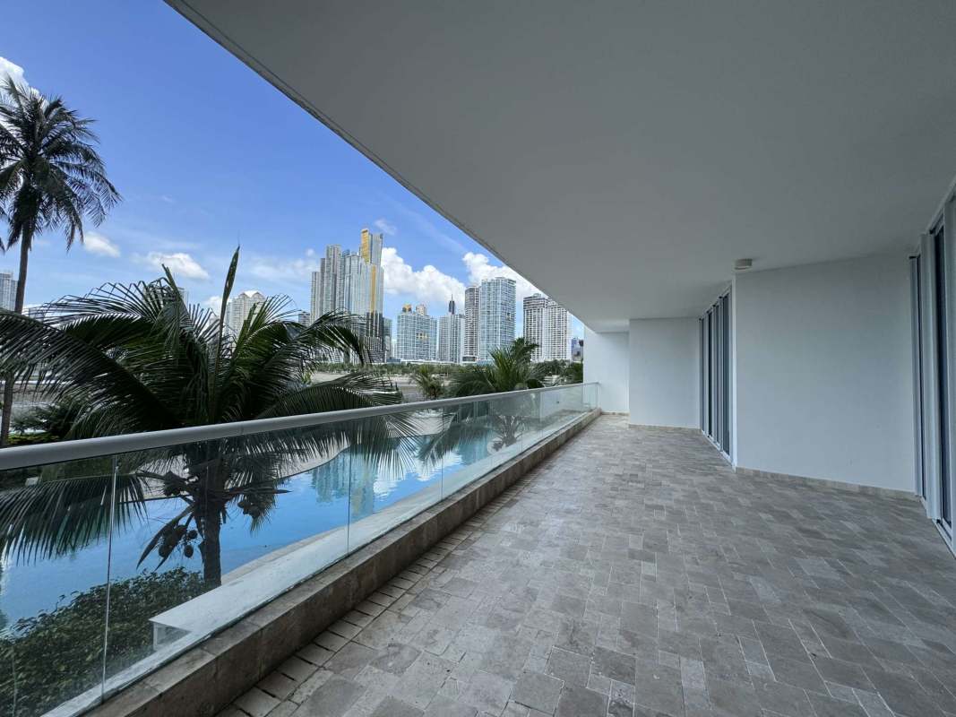 Bedroom with marble floors built-in closets central AC Torre Mirador Panama