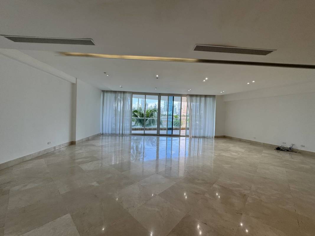 Elegant granite kitchen with stove, island, and appliances at Torre Mirador Paitilla