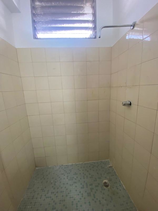 Empty walk-in closet with shelves in PH Don Goyo Calidonia Panama