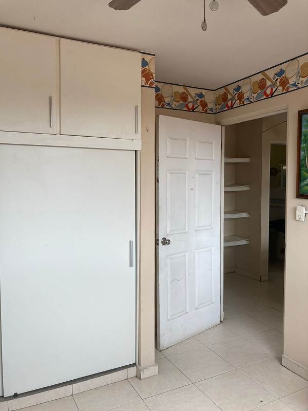 Bedroom with windows built-in closet in duplex Riviera Colonial Brisas del Golf Panama