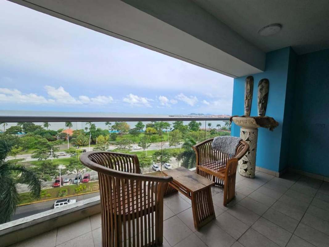 Dining area with contemporary decor and lighting PH Rivage Tower Panama