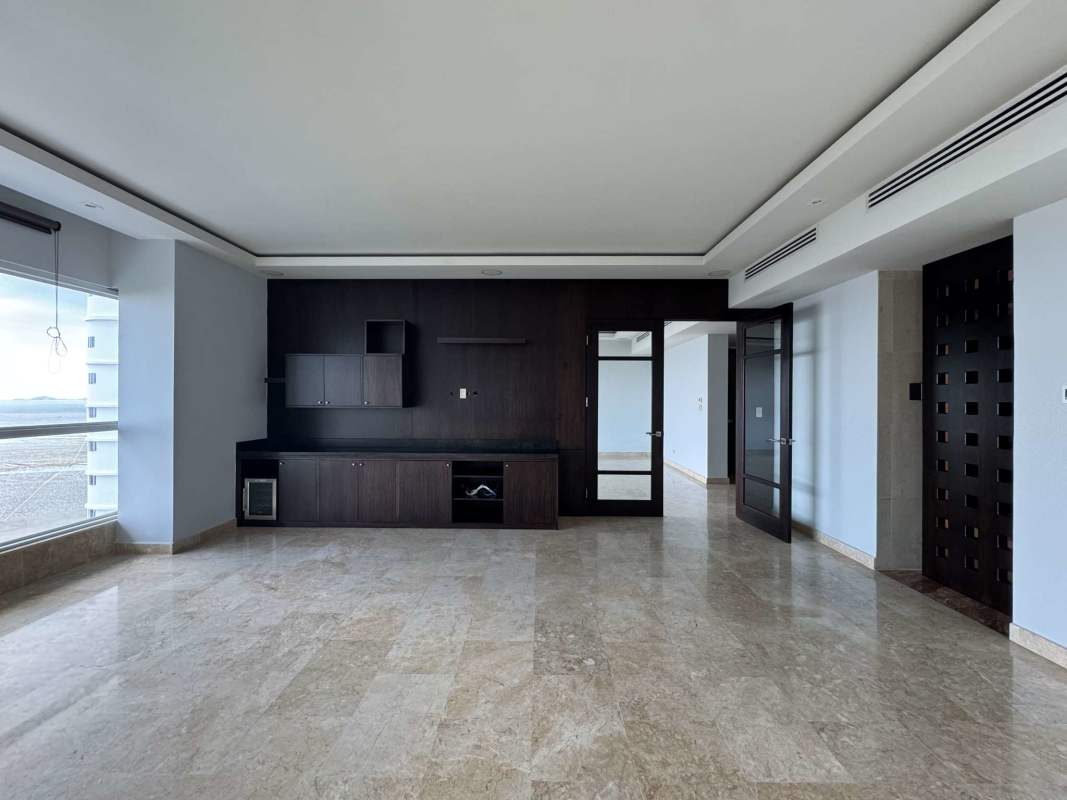 Hallway with marble floor and double doors at PH Torre Zeus Costa del Este