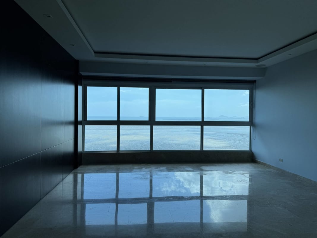 Minimalist home office with built-in desk and shelves at PH Torre Zeus Panama