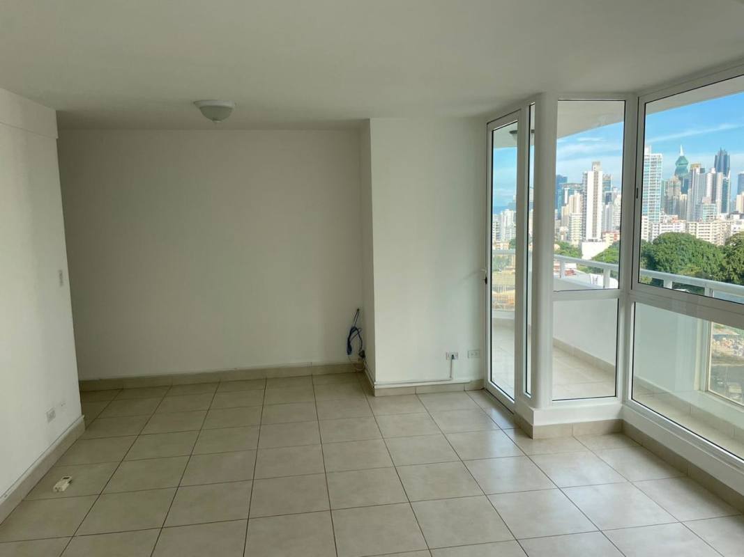 Spacious master bedroom with tile floors, built-in closets, ensuite bathroom for sale Edison Park Panama