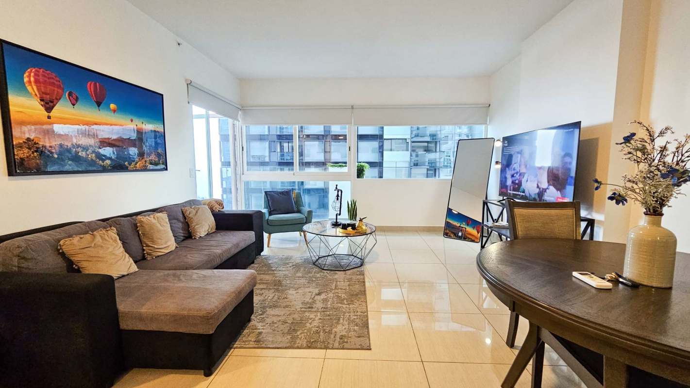 Balcony with glass railing ocean view Panama City skyline PH Green View 43