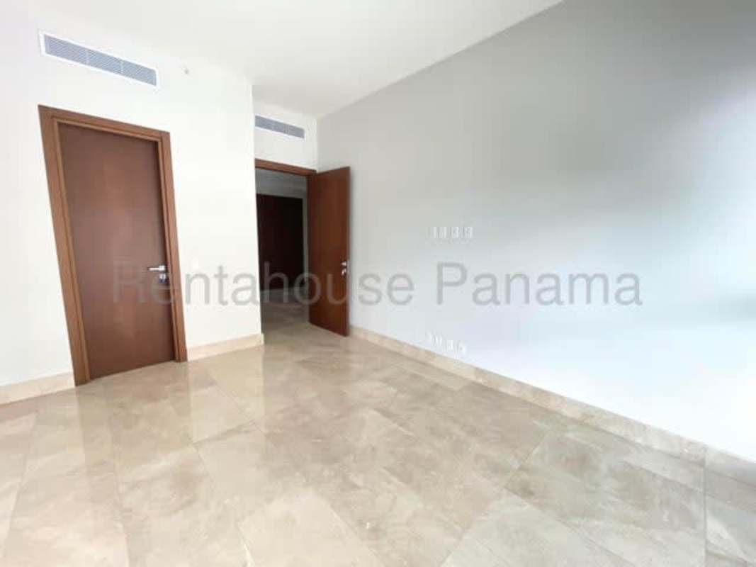 Outdoor infinity pool with city and golf views in luxury tower PH Albatross Santa Maria Panama