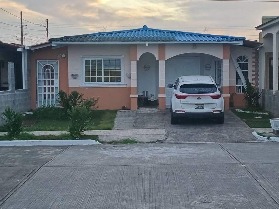 Dedicated office with built-in furniture in house Villa Mediterraneo Don Bosco Panama City