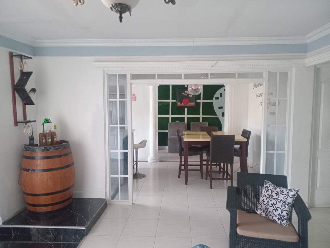 Kitchen with island, granite, appliances Villa Mediterraneo Don Bosco Panama house for sale