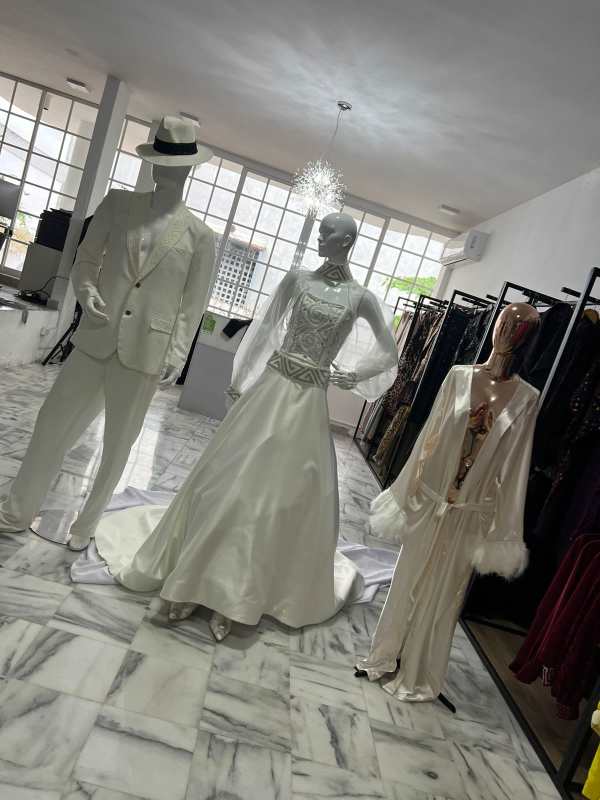 Fashion workshop space with sewing machines, white walls and tiled floor in Obarrio for rent