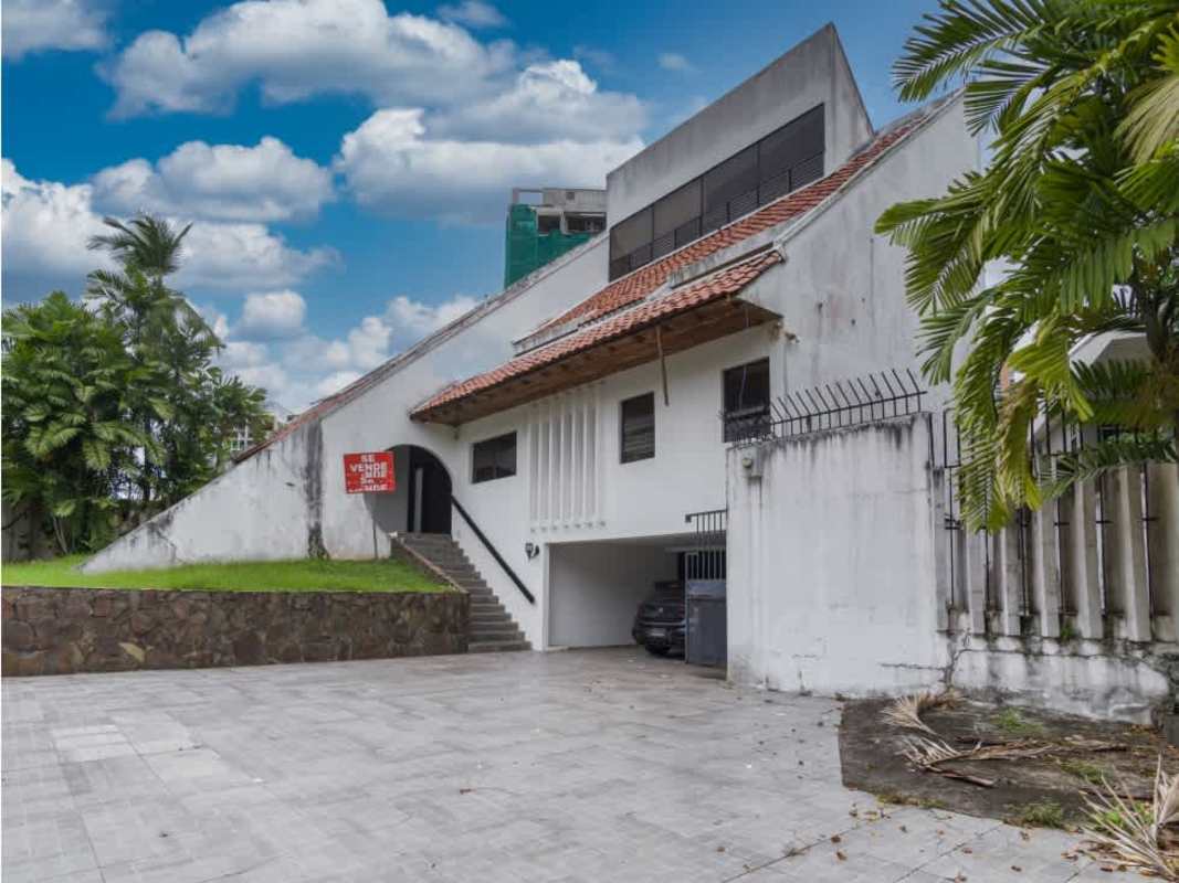 Garden patio with stone driveway and carport Coco del Mar Panama