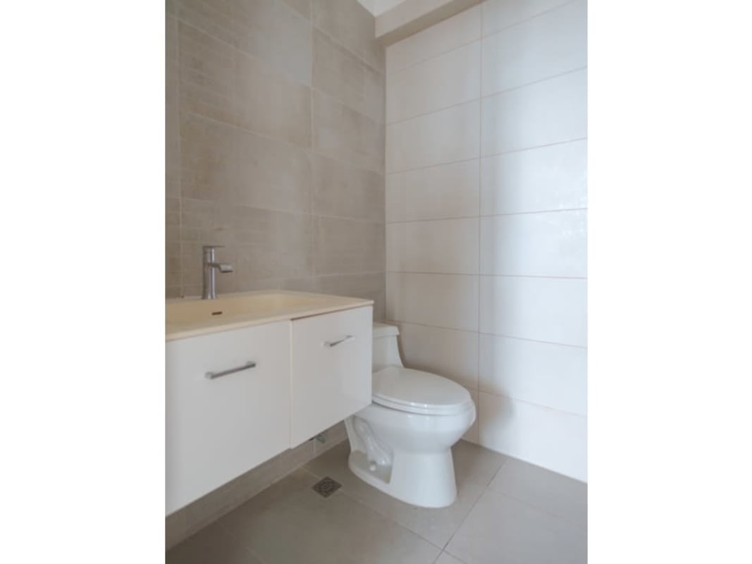 Bathroom featuring floating vanity, mosaic accent wall, modern toilet at PH Loma Vista Tower Panama City.