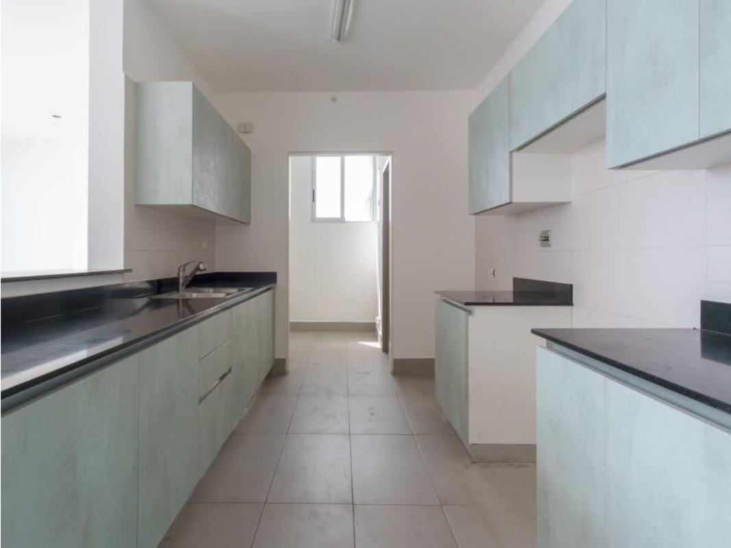 Unfurnished bedroom with large window and built-in closet in PH Loma Vista Tower Hato Pintado.