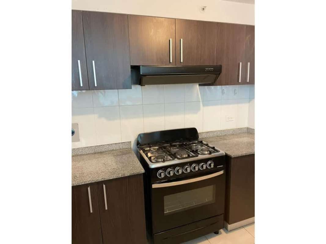 Modern kitchen with granite countertops, gas stove, cabinets in PH El Mare 700 Edison Park Panama