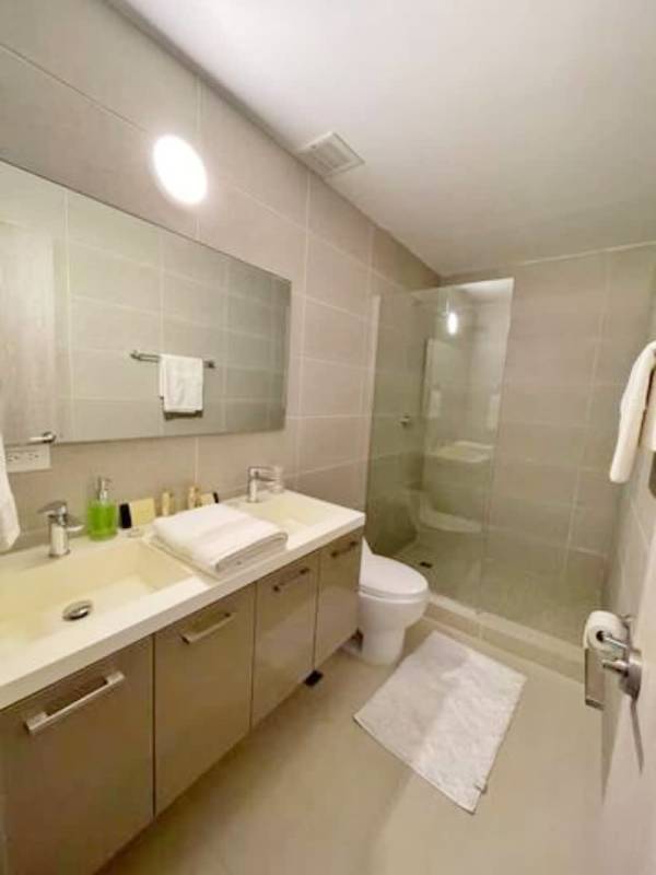 Modern bathroom with glass-enclosed shower, vanity and tiles PH GV43 Panama City
