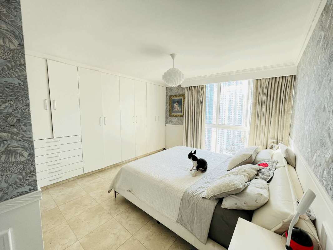 Traditional kitchen with granite countertops and high-end appliances PH Pacific Point Punta Pacifica Panama