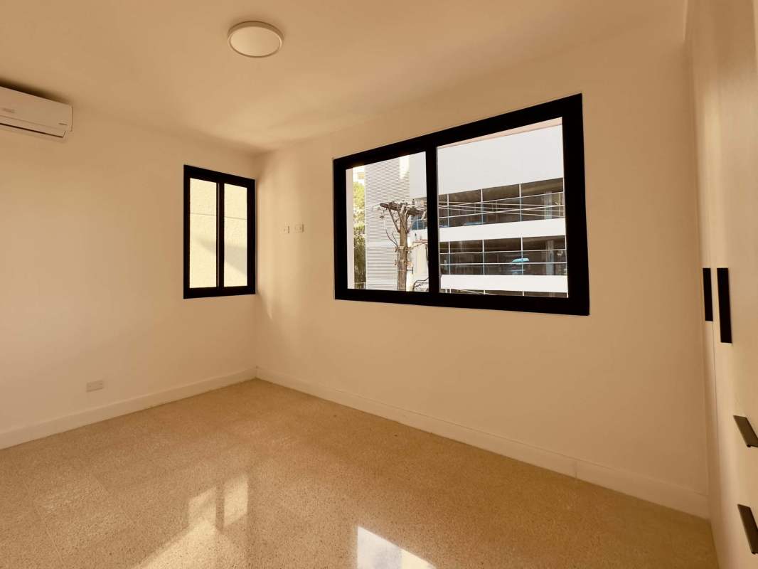 Empty modern bedroom featuring AC, large windows, terrazzo floor in PH El Cangrejo Panama
