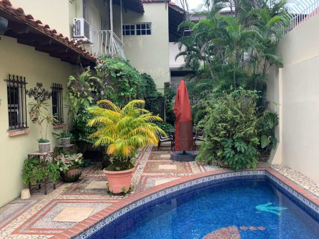 Mosaic-tiled swimming pool with tropical plants and privacy walls Villa de Las Fuentes Panama