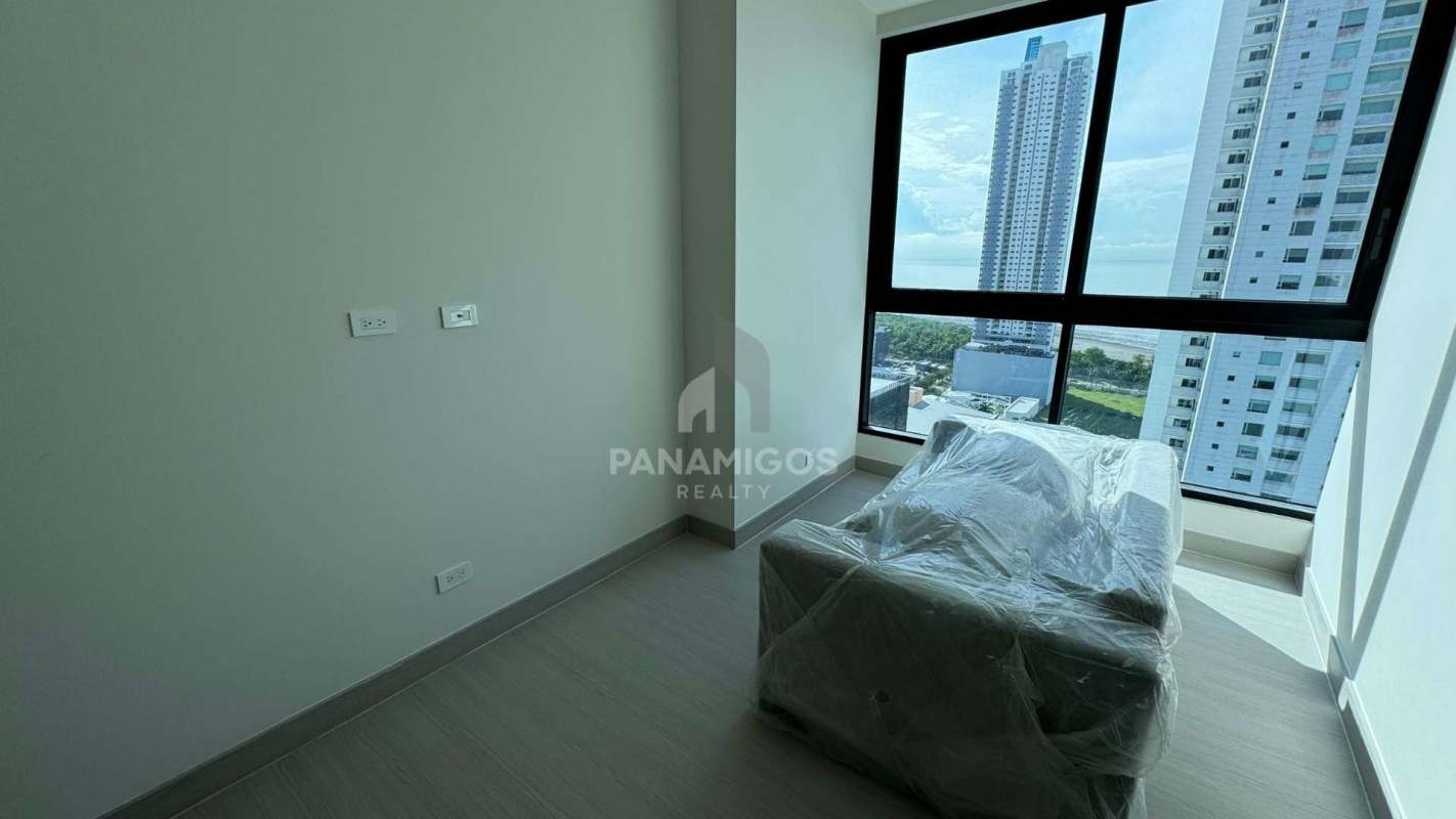 Modern open kitchen with marble backsplash and spacious living area in PH Arcadia Panama