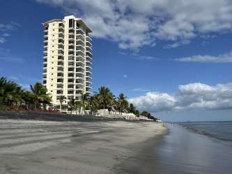 Infinity swimming pool with jacuzzi beachfront at PH Biltmore Nueva Gorgona Panama