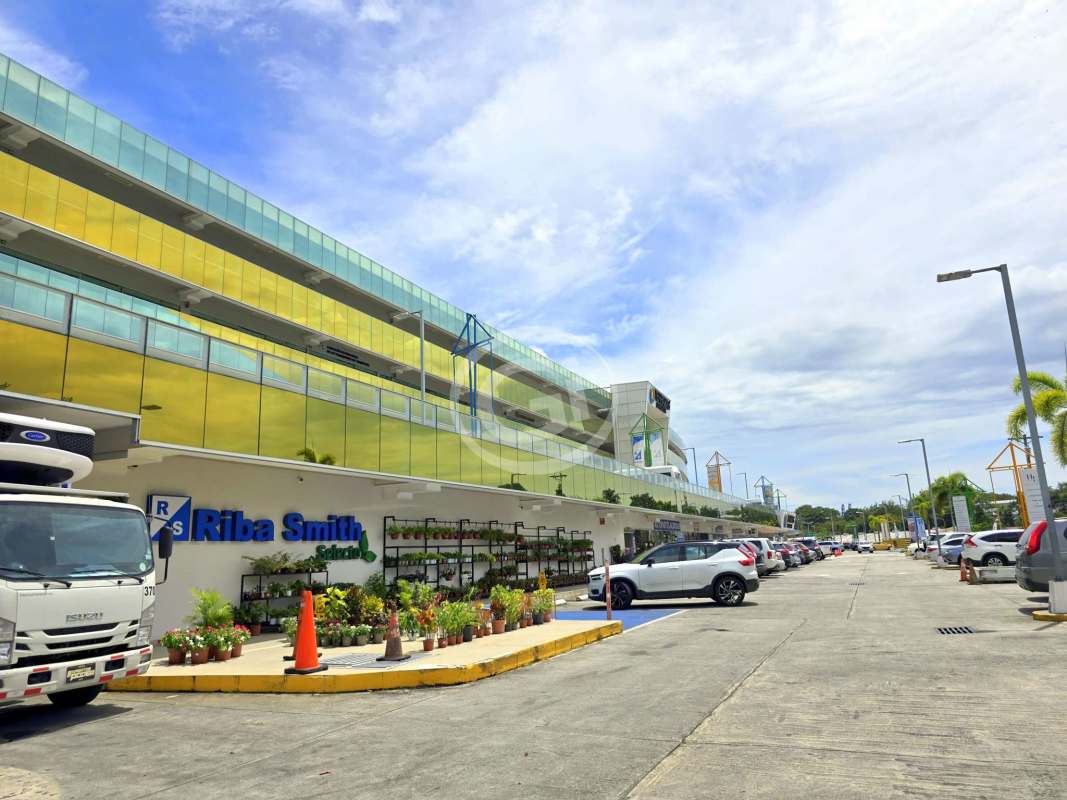Extensive parking areas with vehicle access to retail fronts at Terrazas de Albrook commercial plaza in Panama City