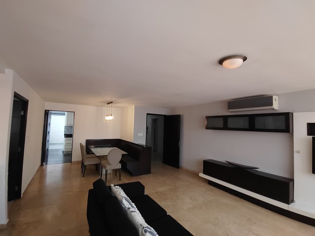 Dining area with marble floors in apartment PH Torres Ebbelle Panama