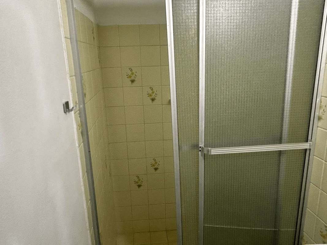 Interior hallway with granite floors and access to bedrooms and bathroom in La Loceria apartment