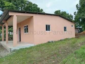 Peach-colored country house with porch and yard Las Tablas Panama