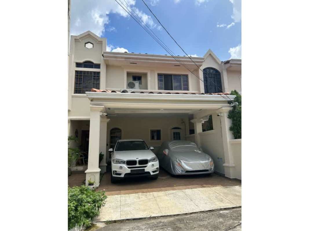 Spacious living room with ceramic marble flooring, neutral walls in Betania house for sale