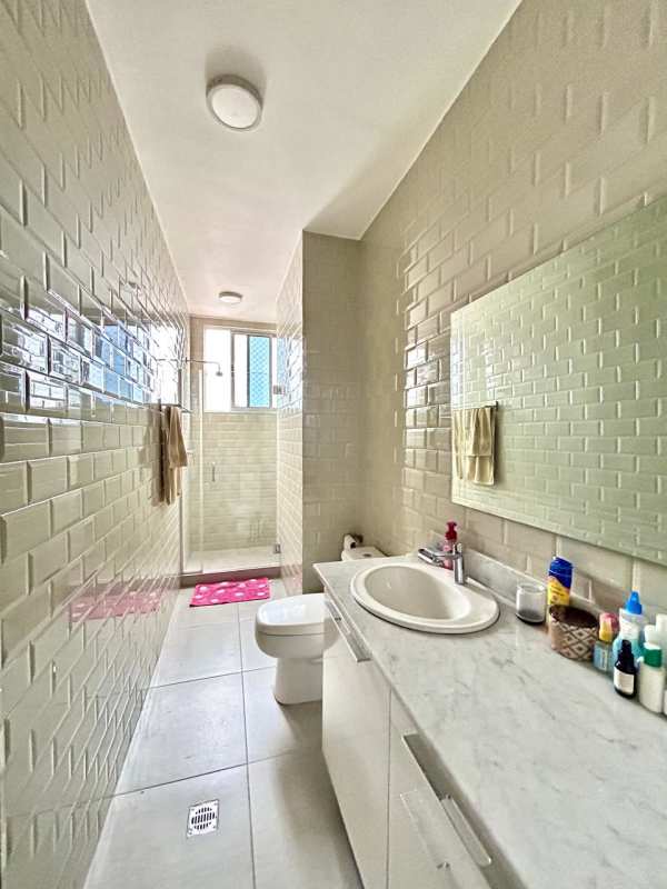 Bathroom with marble countertop, glass shower enclosure, large mirror in PH Jade Tower San Francisco Panama