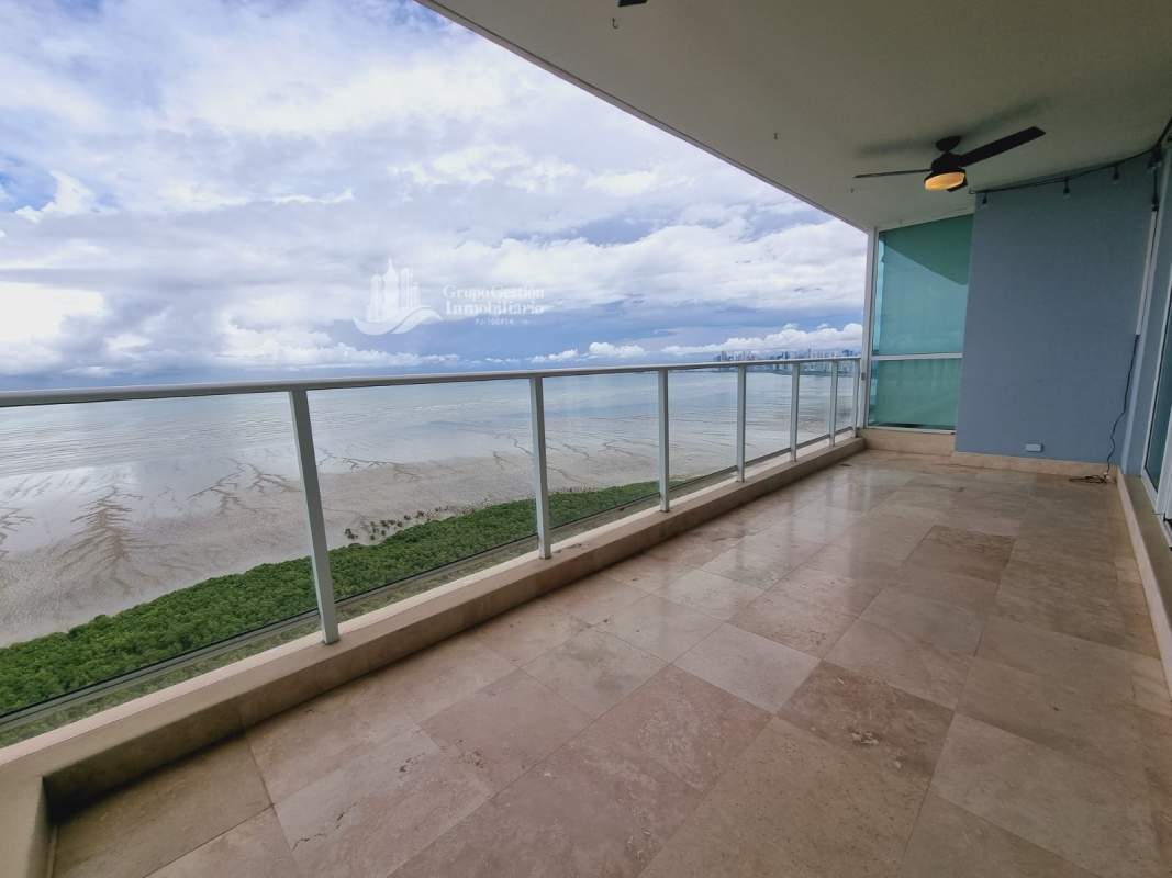 Infinity-edge pool with ocean views, teak sun deck, lounge chairs PH Acqua Costa del Este Panama