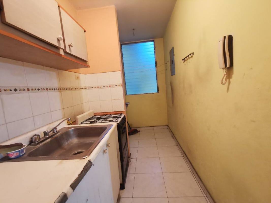 Bedroom with tiled floor, built-in wardrobe Villa Margarita apartment Parque Lefevre Panama