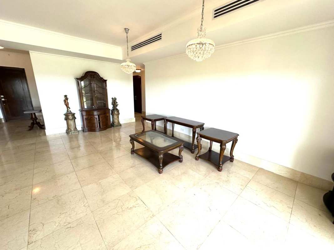 Bright living room with marble floor, chandelier, balcony access, PH The Reserve Santa María Panama City