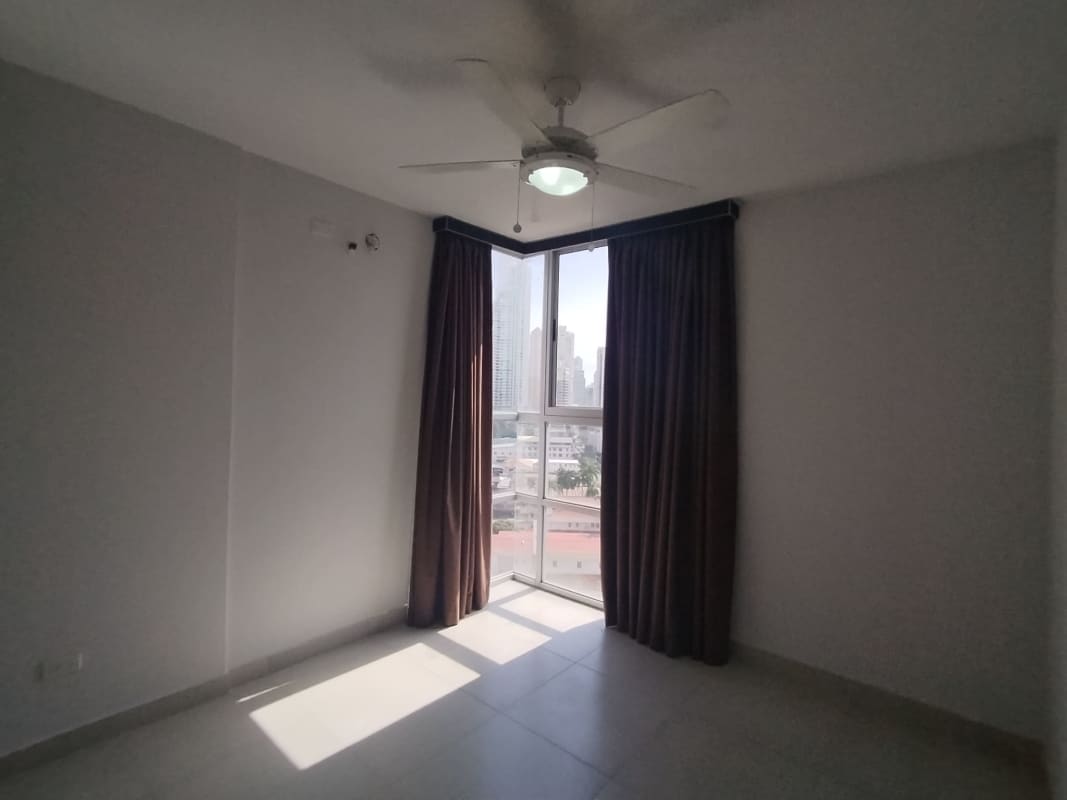 Bedroom with built-in closet, ceiling fan, and large window in PH La Cresta Bella Vista Panama