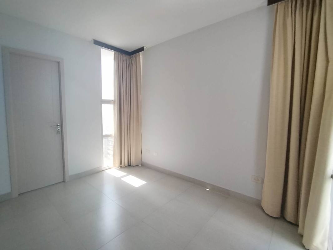 Spacious living and dining area with large windows and ceiling fans in PH La Cresta Bella Vista Panama