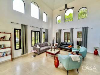 Covered patio with dining area overlooking gardens in Valle de Antón Panama