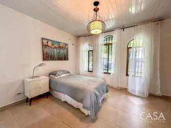 Bedroom with arched window and natural light in Valle de Antón Panama